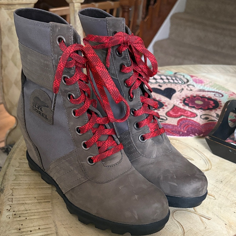 Excellent used condition Sorel Joan of Arctic edge boot